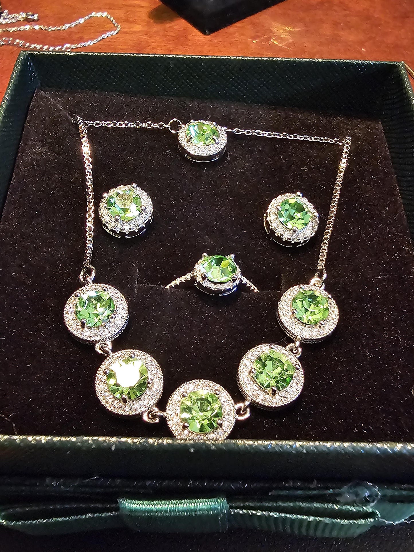 Coffret cadeau de bijoux en verre d'uranium Bague en argent sterling, boucles d'oreilles et collier vintage Le verre d'uranium à coupe ronde brille sous la lumière noire / UV