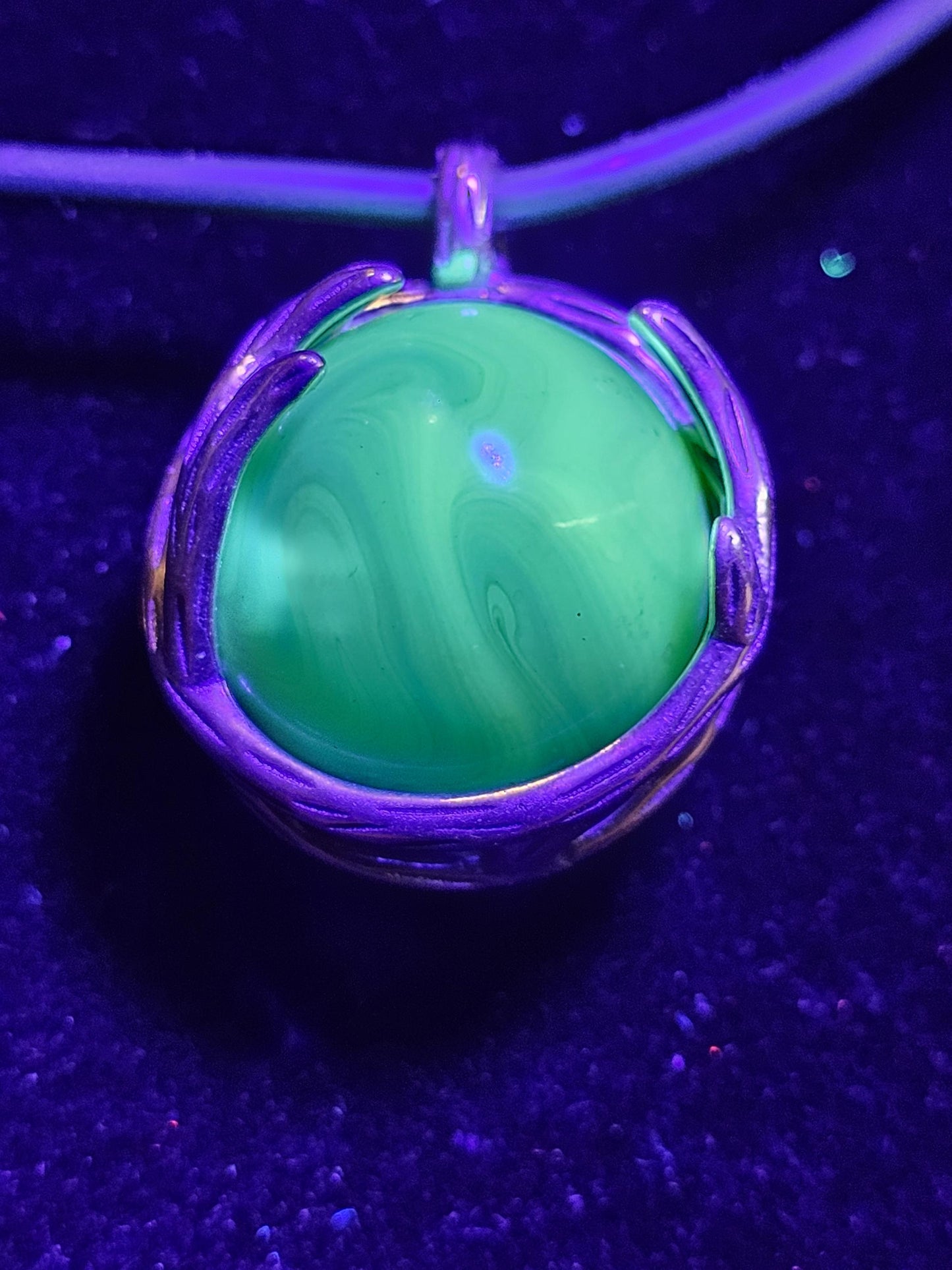 Pendentifs en verre d'uranium en argent sterling neuf avec des billes de verre d'uranium rondes vintage de 14 à 16 mm qui brillent sous la lumière noire / UV