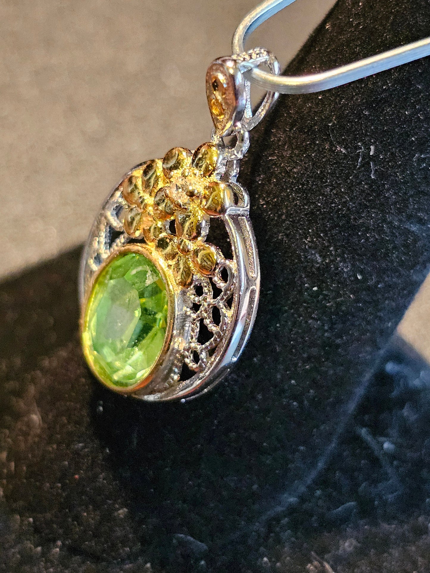 Pendentif en verre d'uranium en argent sterling neuf avec une pierre de verre d'uranium taille ovale vintage de 10 x 8 mm qui brille sous la lumière noire / UV