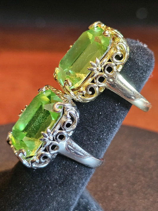 Bagues en verre d'uranium taille émeraude taille 6,5, 7 ou 7,5 en argent sterling neuf avec pierre de verre d'uranium vintage qui brille sous la lumière noire / UV