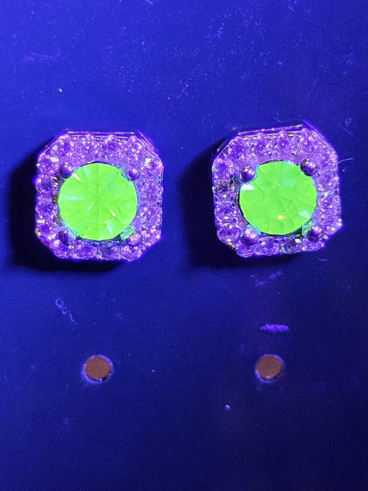 Boucles d'oreilles en verre d'uranium en argent sterling neuf avec pierres en verre d'uranium taille ovale vintage qui brillent sous la lumière noire/UV