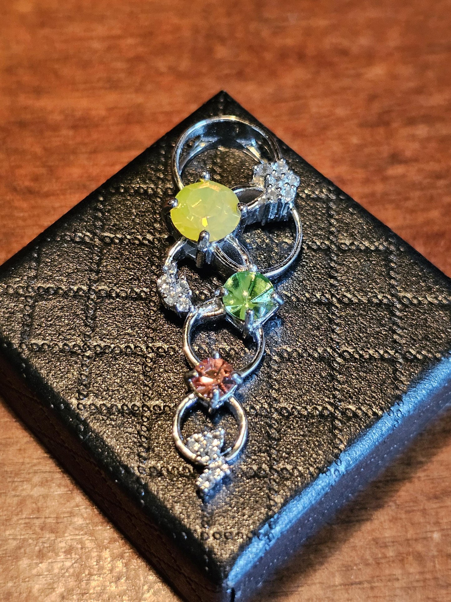 Pendentif en verre d'uranium dans un nouveau design de cercle en argent sterling avec plusieurs pierres de verre d'uranium vintage qui brillent sous la lumière noire / UV