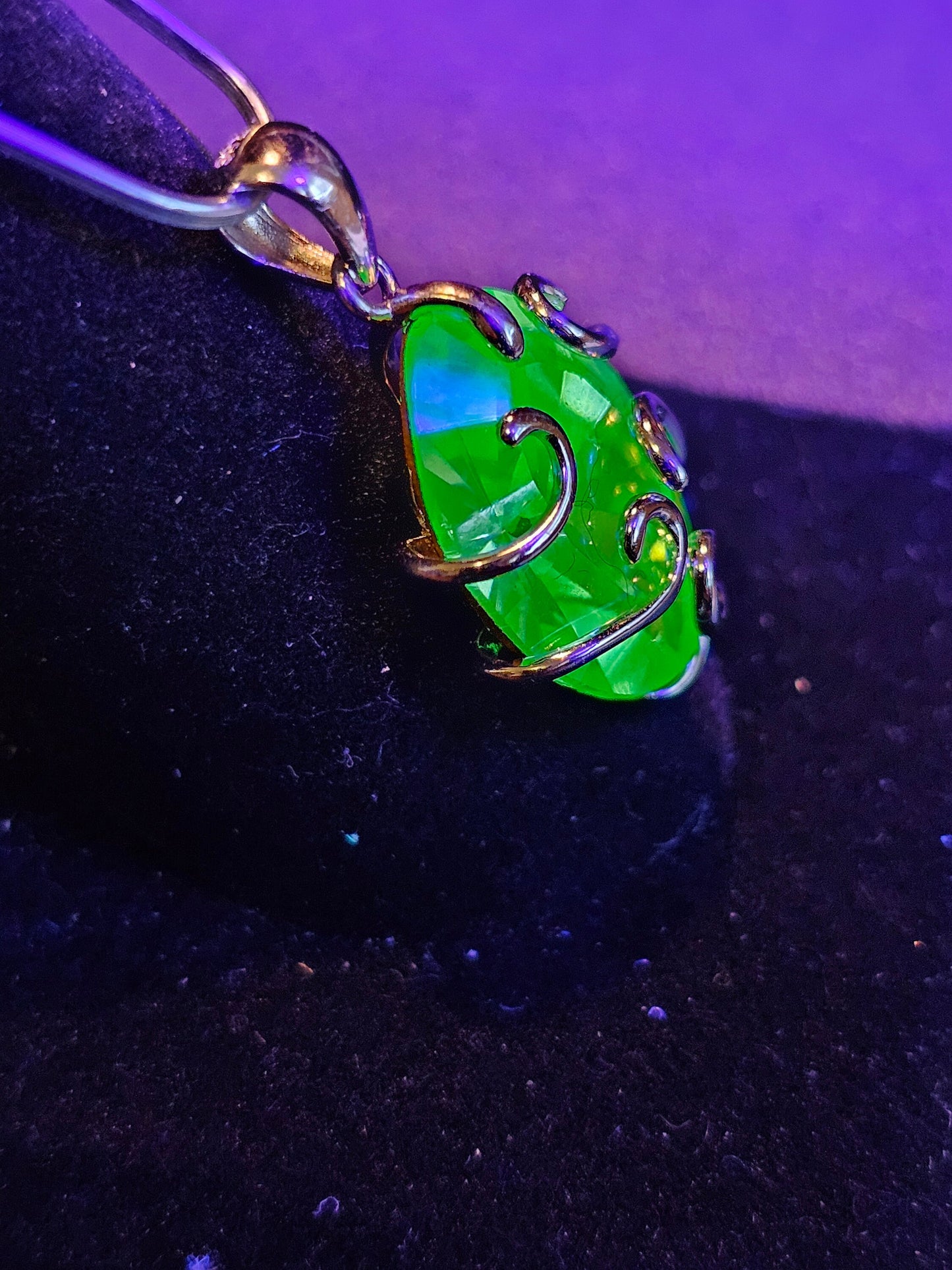 Pendentif en verre d'uranium en argent sterling neuf avec une pierre de verre d'uranium taille ovale vintage de 18 x 13 mm qui brille sous la lumière noire / UV
