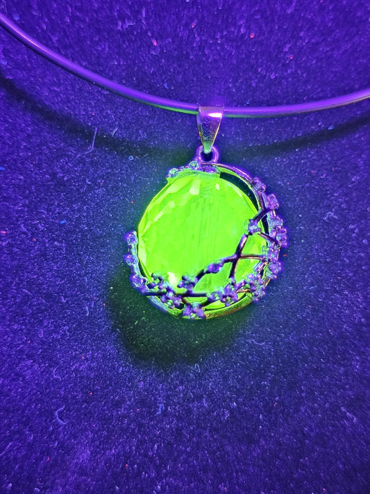 Pendentif en verre d'uranium en argent sterling neuf avec une énorme perle ronde en verre d'uranium tchécoslovaque de 16 mm qui brille sous la lumière noire / UV