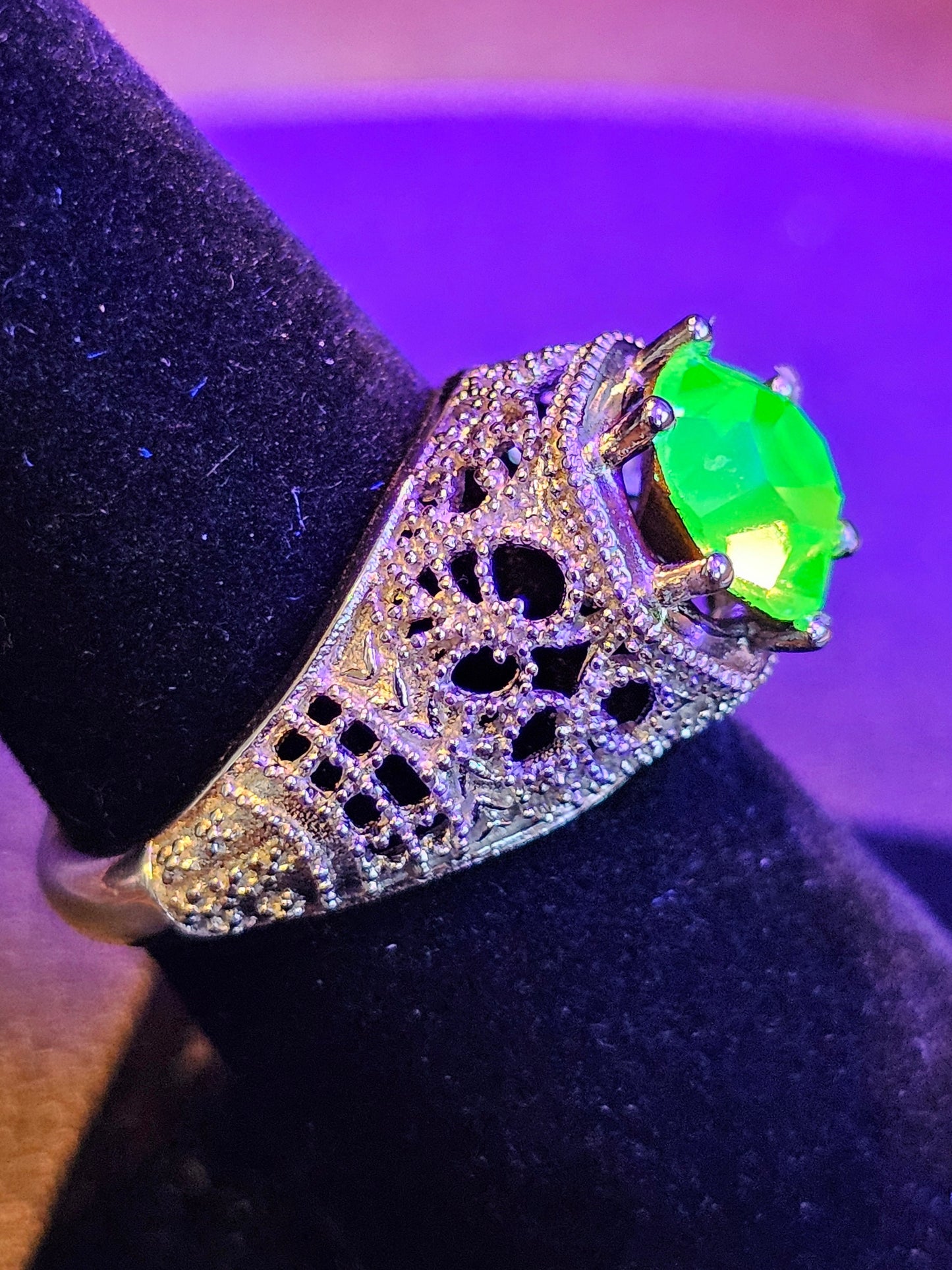 Bague en verre d'uranium taille ronde filigrane taille 7 en argent sterling neuf avec pierre de verre d'uranium de 8 mm qui brille sous la lumière noire / UV