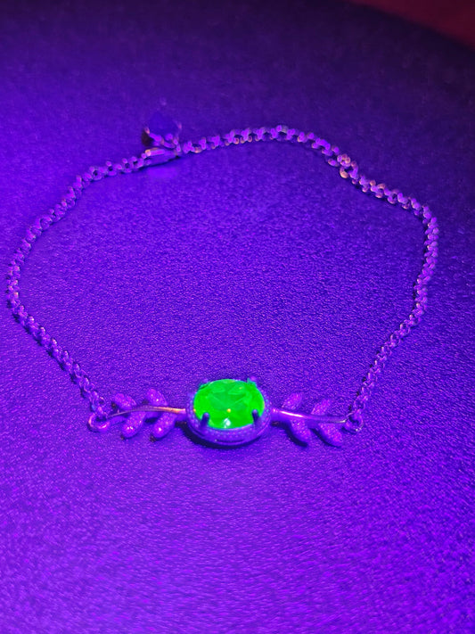 Bracelet en verre d'uranium neuf en argent sterling avec une pierre ovale en verre d'uranium vintage de 8x6 mm qui brille sous la lumière noire / UV