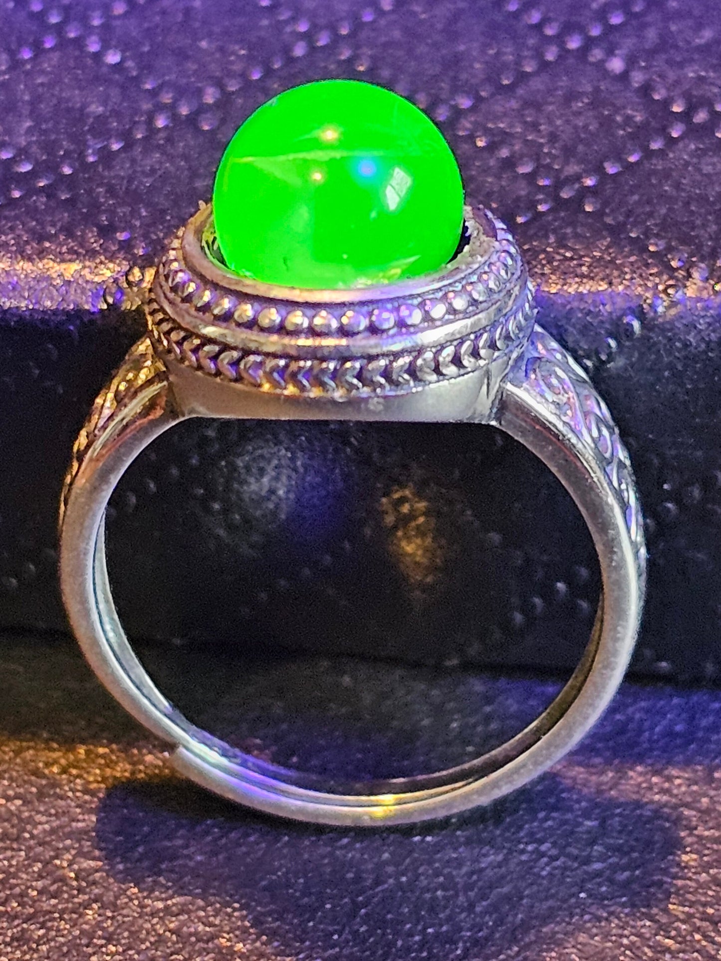 Bague réglable en verre d'uranium, en argent sterling neuf, avec une pierre de verre d'uranium ronde vintage qui brille sous la lumière noire / UV