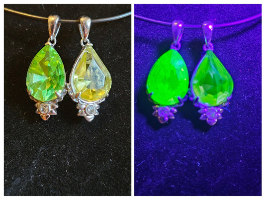 Pendentif en verre d'uranium en argent sterling neuf avec une grande pierre de verre d'uranium vintage taille poire de 18 x 13 mm qui brille sous la lumière noire / UV