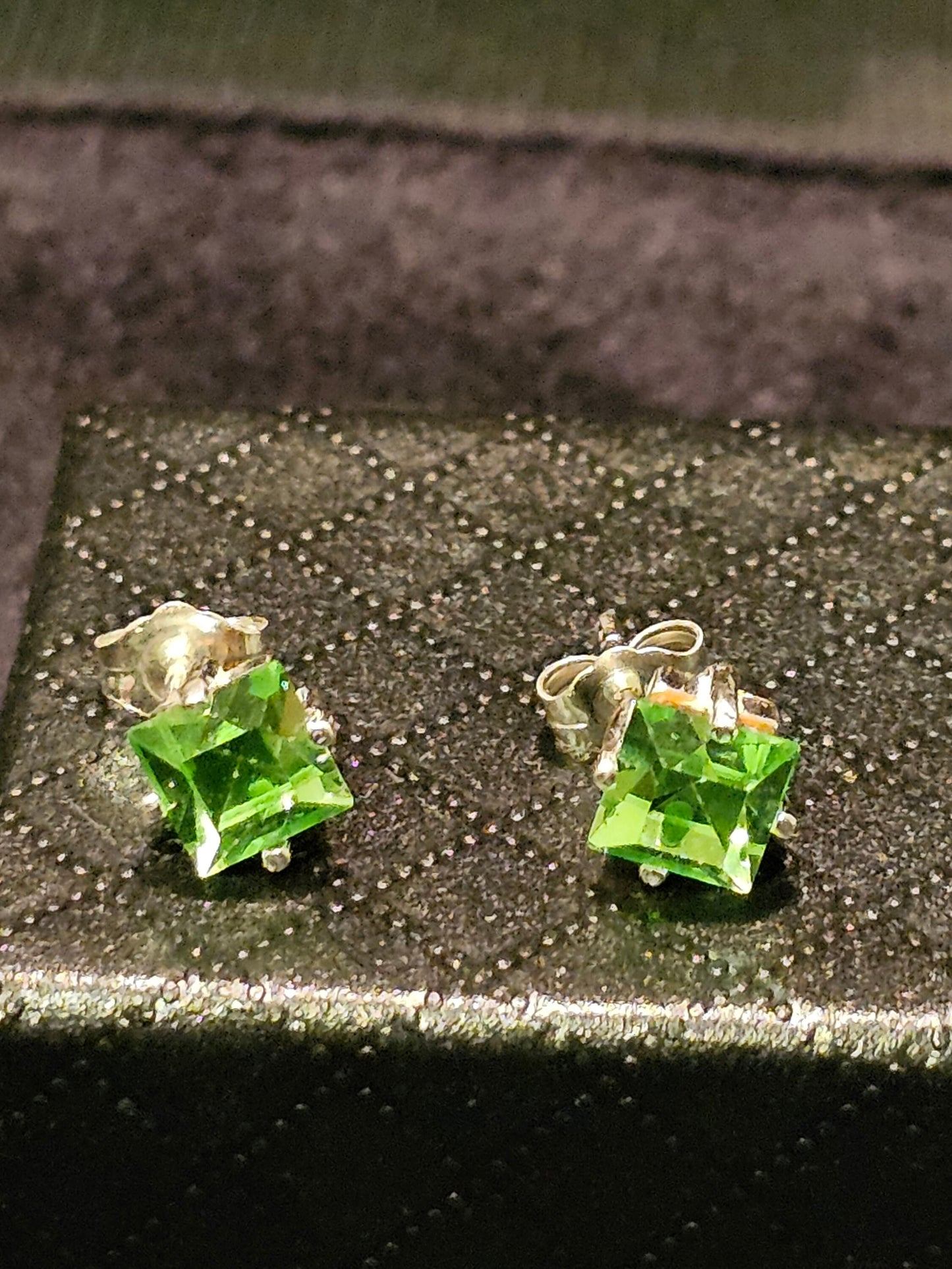 Boucles d'oreilles en verre d'uranium en argent sterling neuf avec pierres en verre d'uranium taille princesse vintage, 6 mm, brille sous la lumière noire/UV