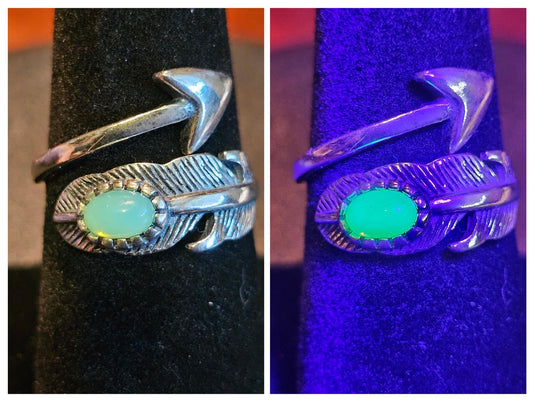Bague réglable en verre d'uranium en argent sterling avec dessus lisse vintage. La pierre ovale en verre d'uranium vert ou blanc brille sous la lumière noire / UV