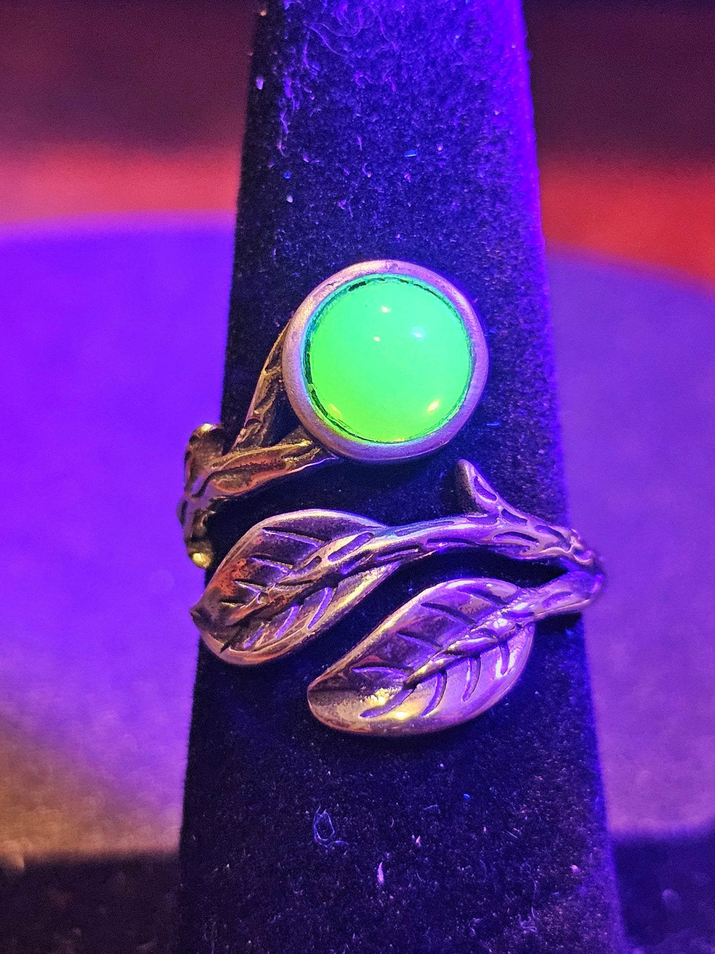 Bague réglable en verre d'uranium en argent sterling avec motif de feuilles et de branches et pierre ronde en verre d'uranium vintage qui brille sous la lumière noire / UV