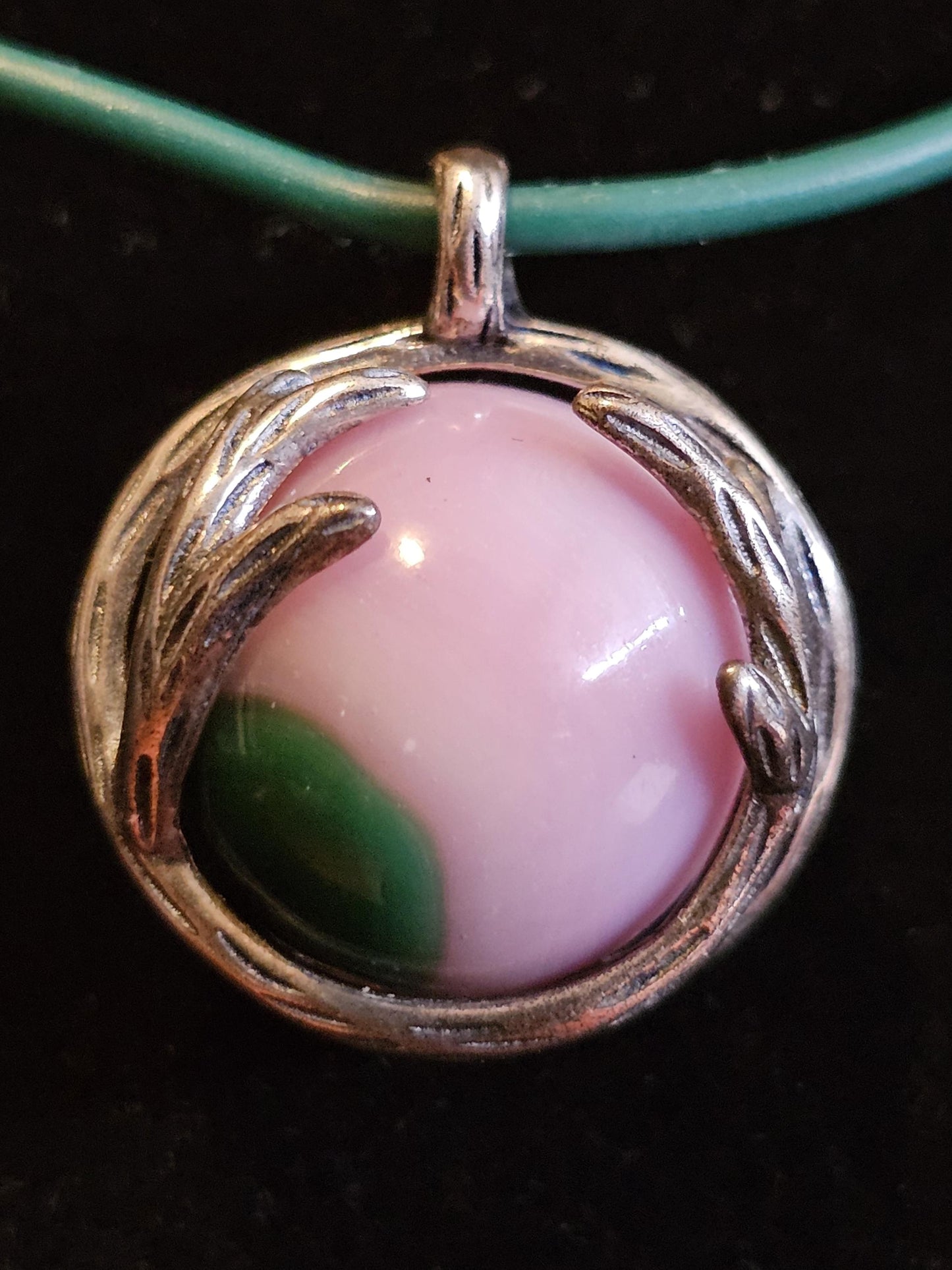 Pendentifs en verre d'uranium en argent sterling neuf avec des billes de verre d'uranium rondes vintage de 14 à 16 mm qui brillent sous la lumière noire / UV
