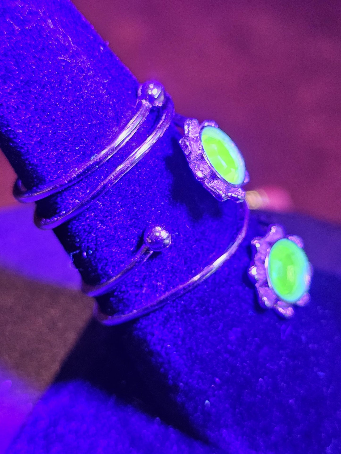 Bague réglable en verre d'uranium, en argent sterling neuf, avec une pierre de verre d'uranium verte ou rose vintage de 6 mm qui brille sous la lumière noire