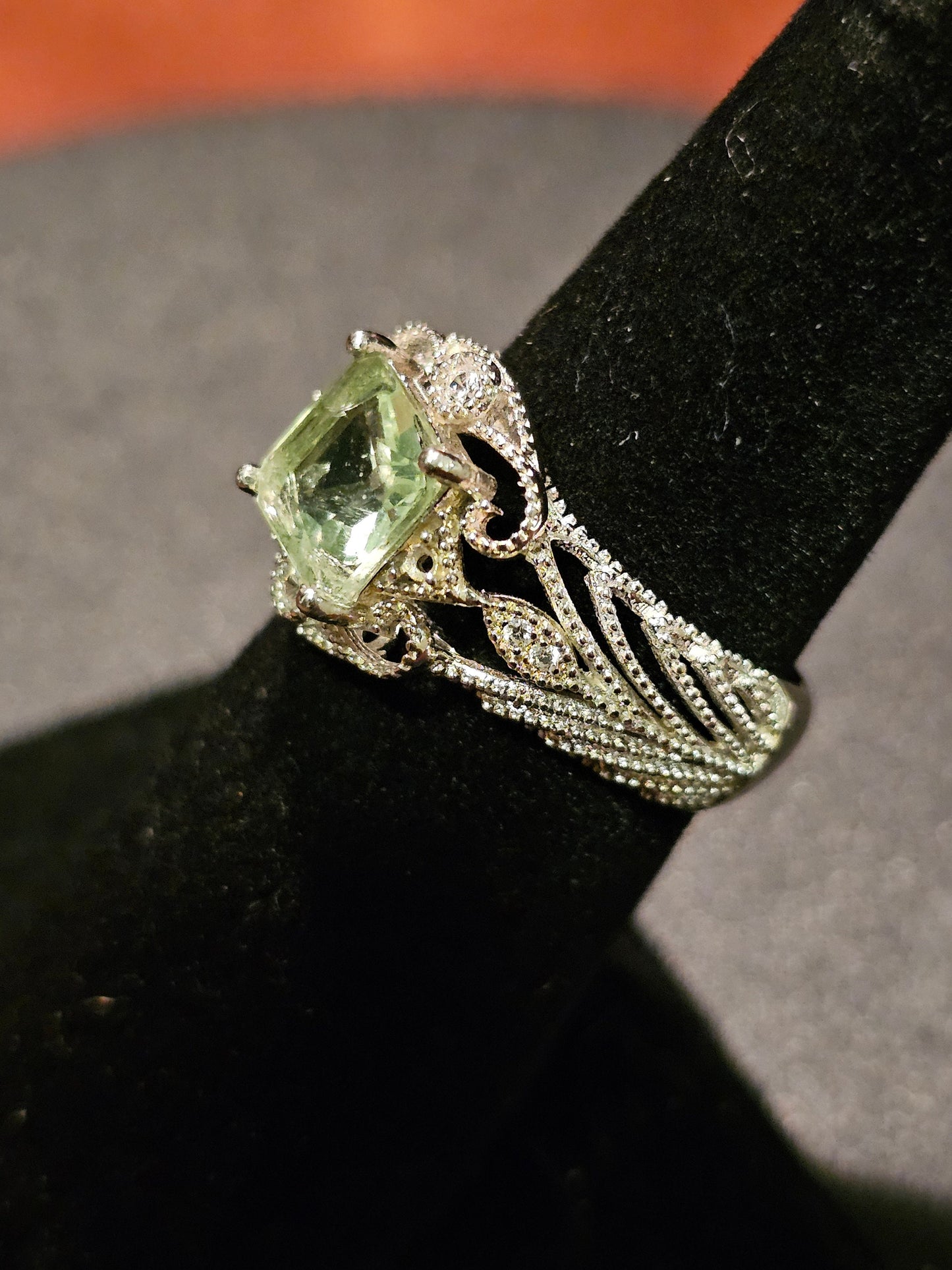Bague en verre d'uranium taille princesse taille 6 en argent sterling neuf avec pierre en verre d'uranium transparente rénovée qui brille sous la lumière noire / UV