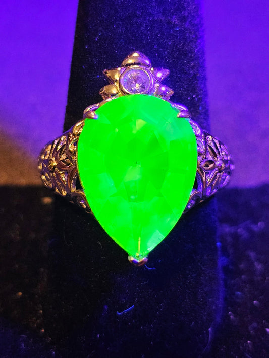 Bague en verre d'uranium taille poire taille 6, 7 ou 8 en argent sterling neuf avec une grande pierre de verre d'uranium vintage qui brille sous la lumière noire / UV