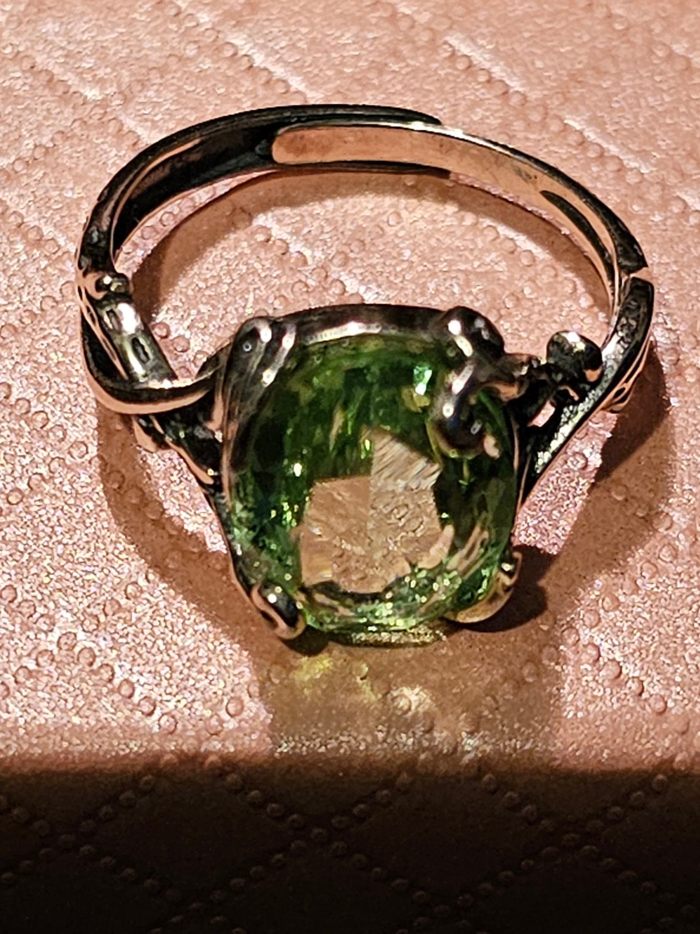 Bague réglable en verre d'uranium en argent sterling avec une grande pierre ovale en verre d'uranium vintage de taille ovale qui brille sous la lumière noire / UV