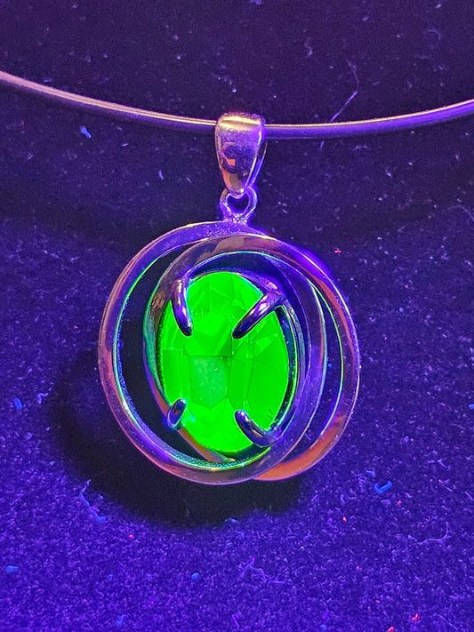 Pendentif en verre d'uranium en argent sterling de style Infinity avec pierre de verre d'uranium ovale vintage de 14 x 10 mm qui brille sous la lumière noire / UV