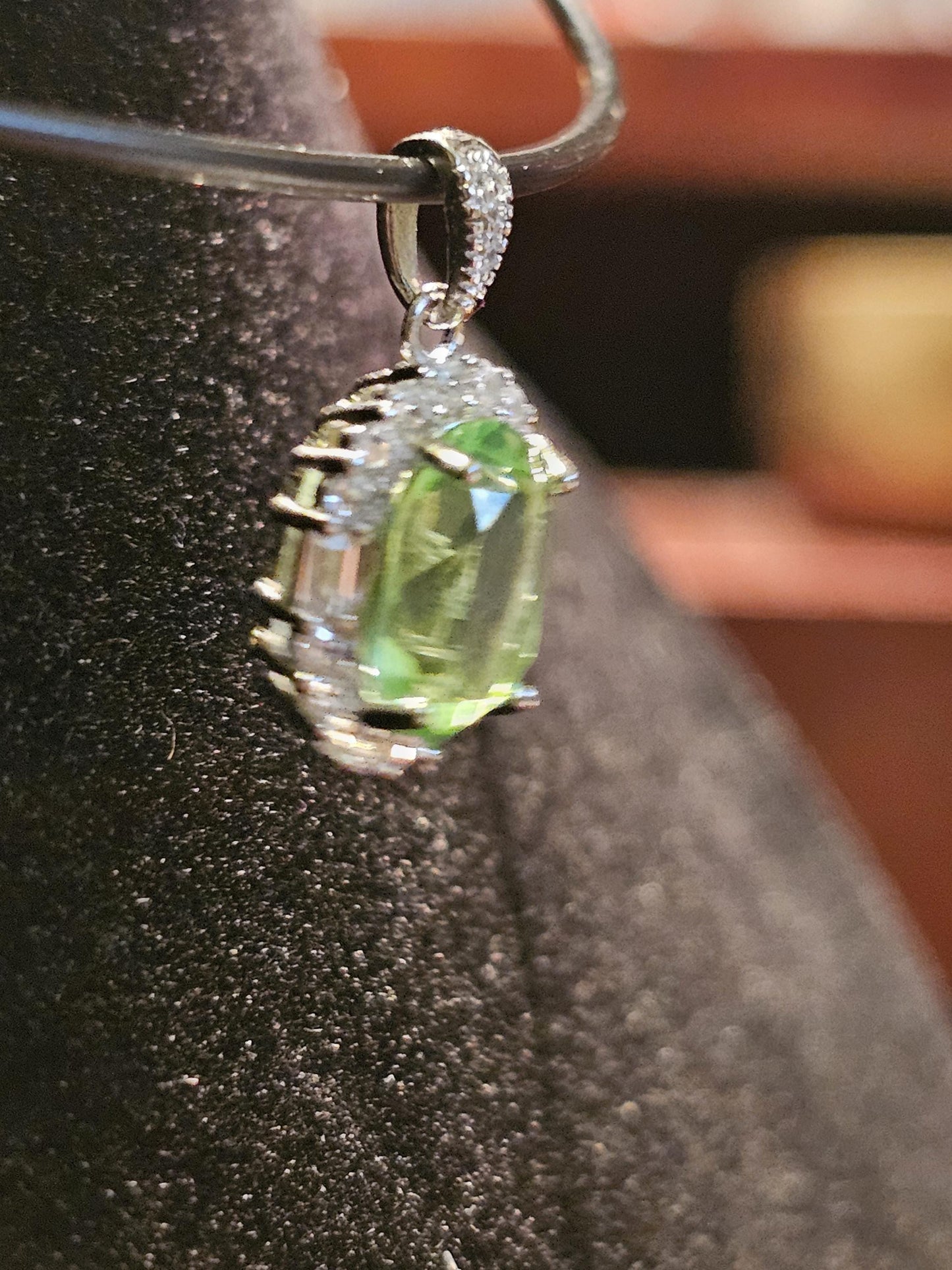 Pendentif en verre d'uranium dans un nouveau cadre en argent sterling avec une pierre de verre d'uranium taille ovale vintage de 10 x 8 mm qui brille sous la lumière noire / UV