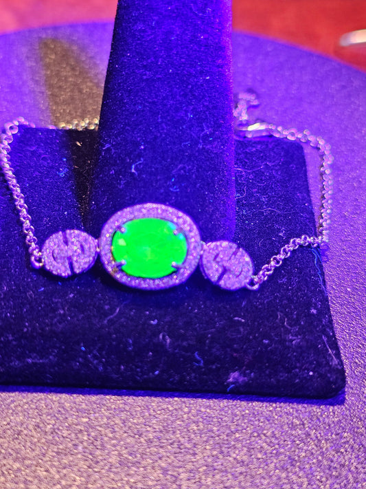 Bracelet en verre d'uranium neuf en argent sterling avec une pierre ovale en verre d'uranium vintage qui brille sous la lumière noire / UV