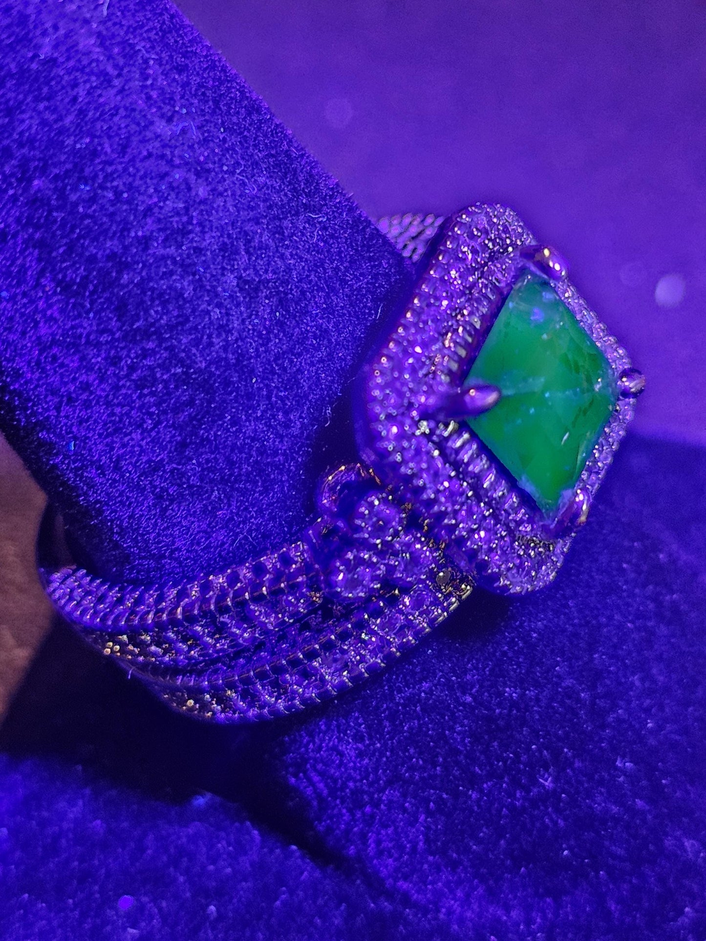 Bague en verre d'uranium taille princesse taille 9 nouvelle argent sterling bleu vintage pierre de taille carrée en verre d'uranium qui brille sous la lumière noire / UV