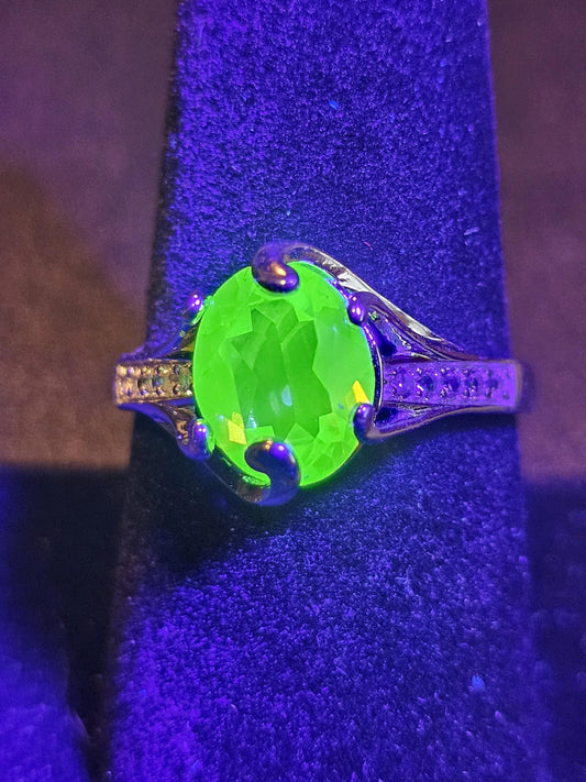 Bague ovale en verre d'uranium taille 8,5 en argent sterling neuf avec une pierre de verre d'uranium vintage de 10 x 8 mm qui brille sous la lumière noire / UV