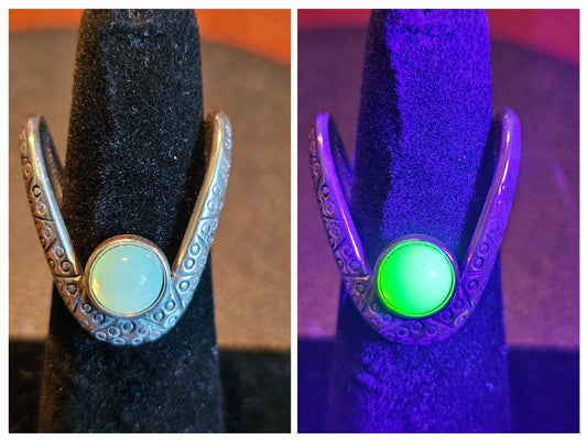 Bague réglable en verre d'uranium en argent sterling neuf, design très unique avec une pierre de verre d'uranium vintage qui brille sous la lumière noire / UV