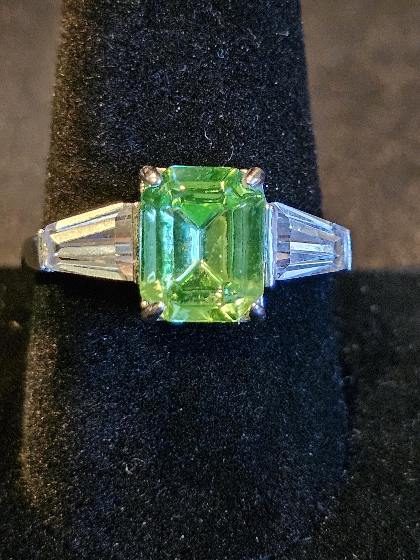 Ring aus Uranglas im Smaragdschliff, Größe 7 und 10,5, neues Sterlingsilber mit Vintage-Uranglassteinen, die unter Schwarzlicht/UV-Licht leuchten.