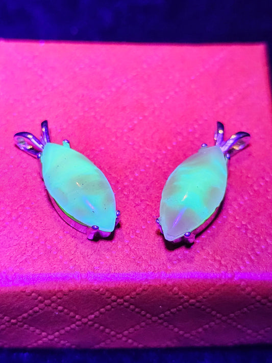 Pendentif en verre d'uranium sanglant en argent sterling avec une pierre de verre d'uranium taille chapiteau vintage qui brille sous la lumière noire / UV
