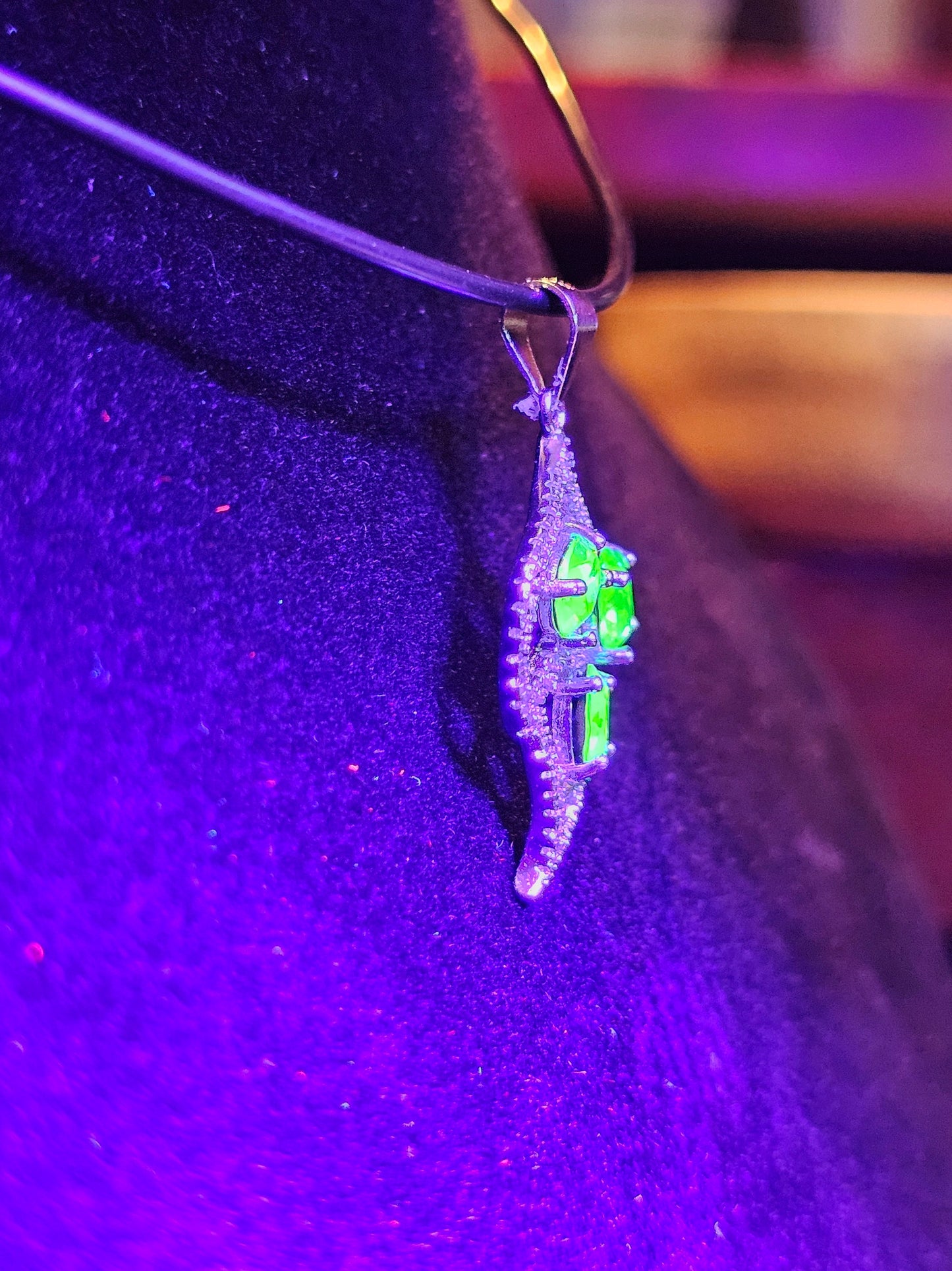 Pendentif en verre d'uranium neuf en argent sterling avec trois pierres en verre d'uranium vintage de taille ovale de 6 x 4 mm qui brillent sous la lumière noire / UV