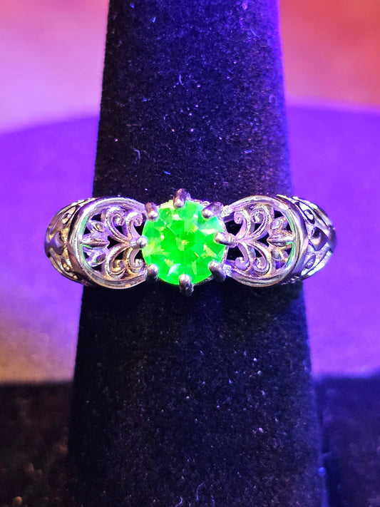 Bague en verre d'uranium taille ronde style vintage taille 7 en argent sterling neuf avec une pierre en verre d'uranium qui brille sous la lumière noire / UV