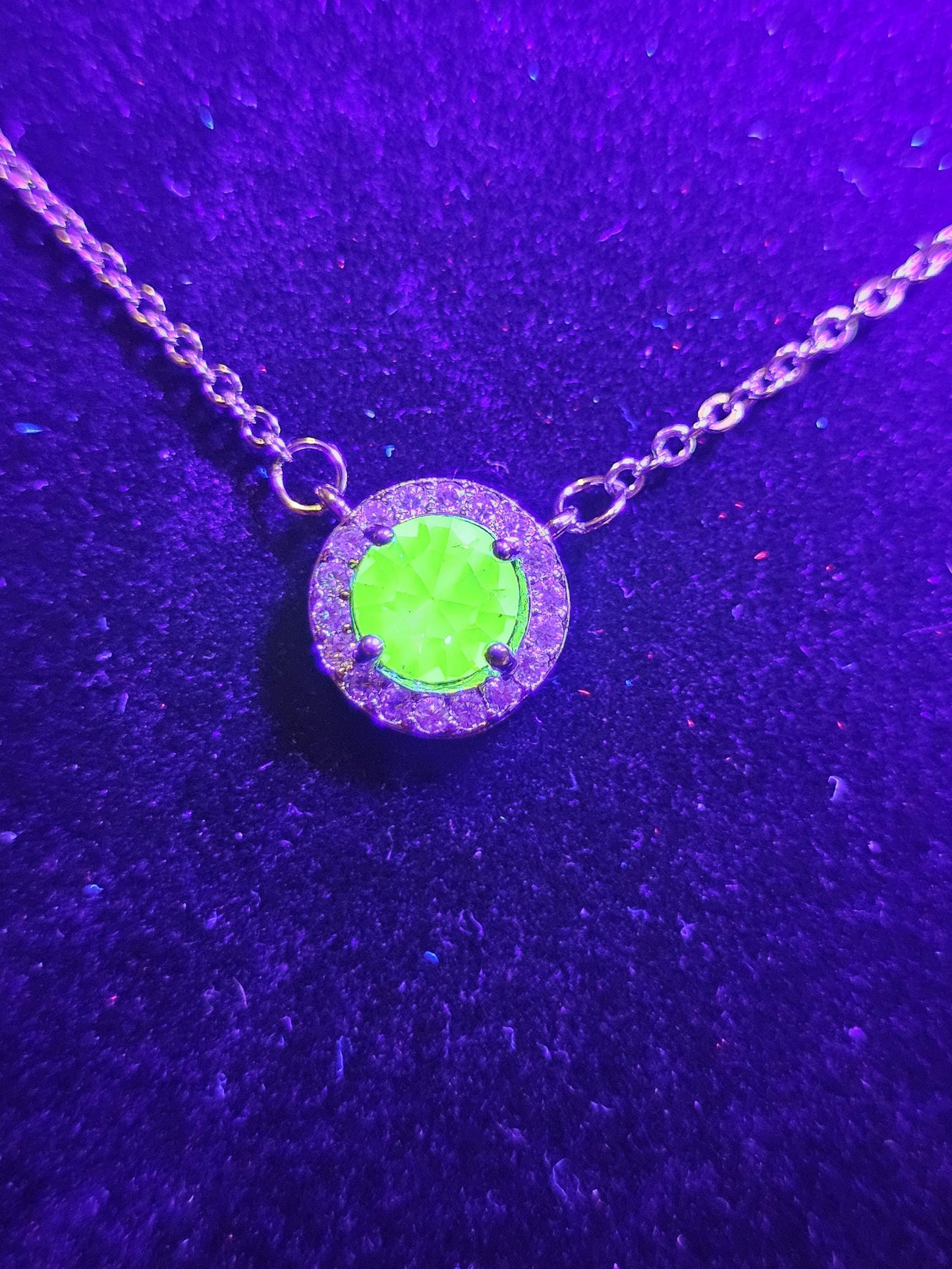 Coffret cadeau de bijoux en verre d'uranium Bague en argent sterling, boucles d'oreilles et collier vintage Le verre d'uranium à coupe ronde brille sous la lumière noire / UV