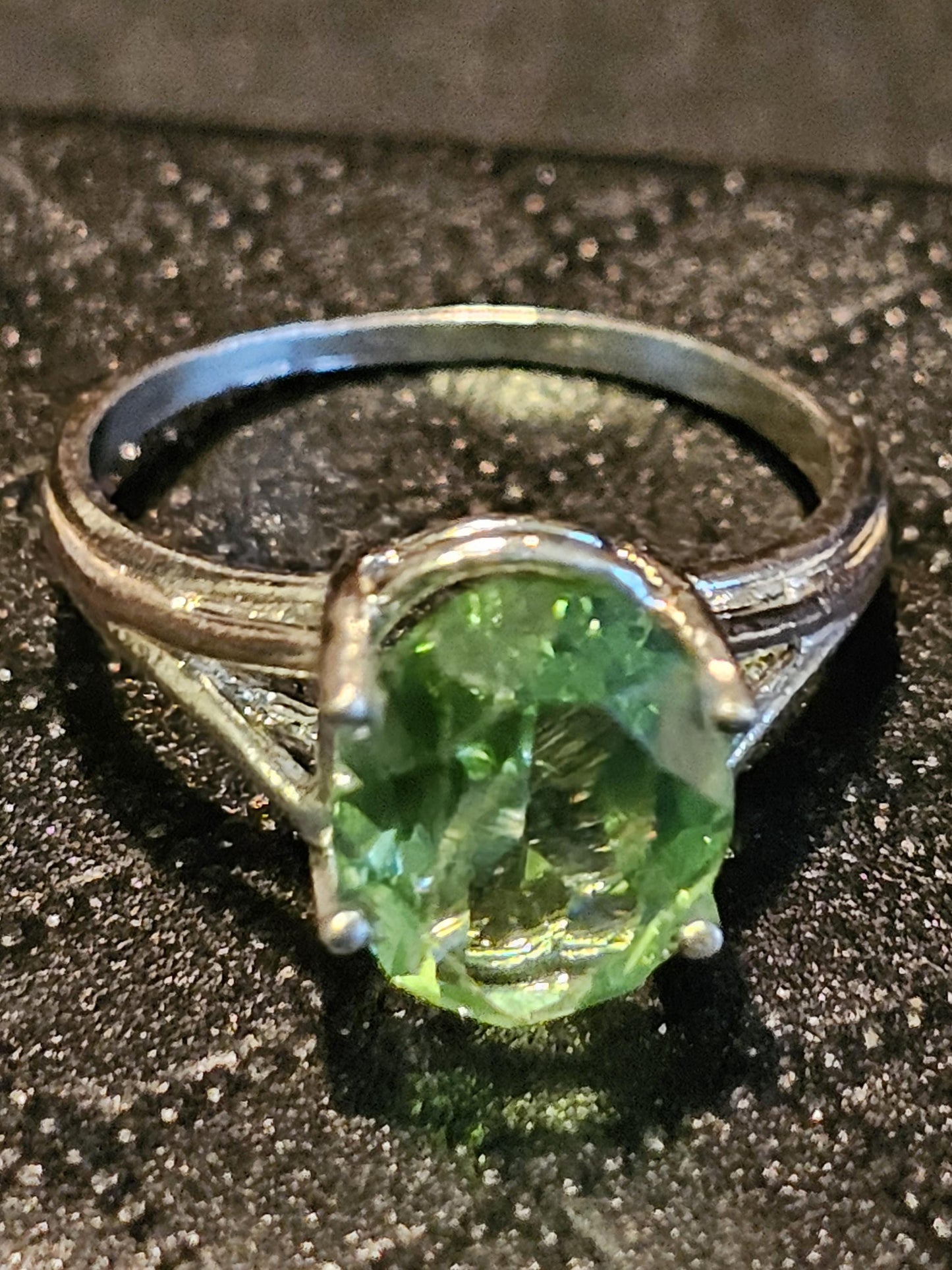 Bague en verre d'uranium taille ovale taille 5,5 à tige fendue en argent sterling neuf avec une pierre en verre d'uranium de 10 x 8 mm qui brille sous la lumière noire / UV