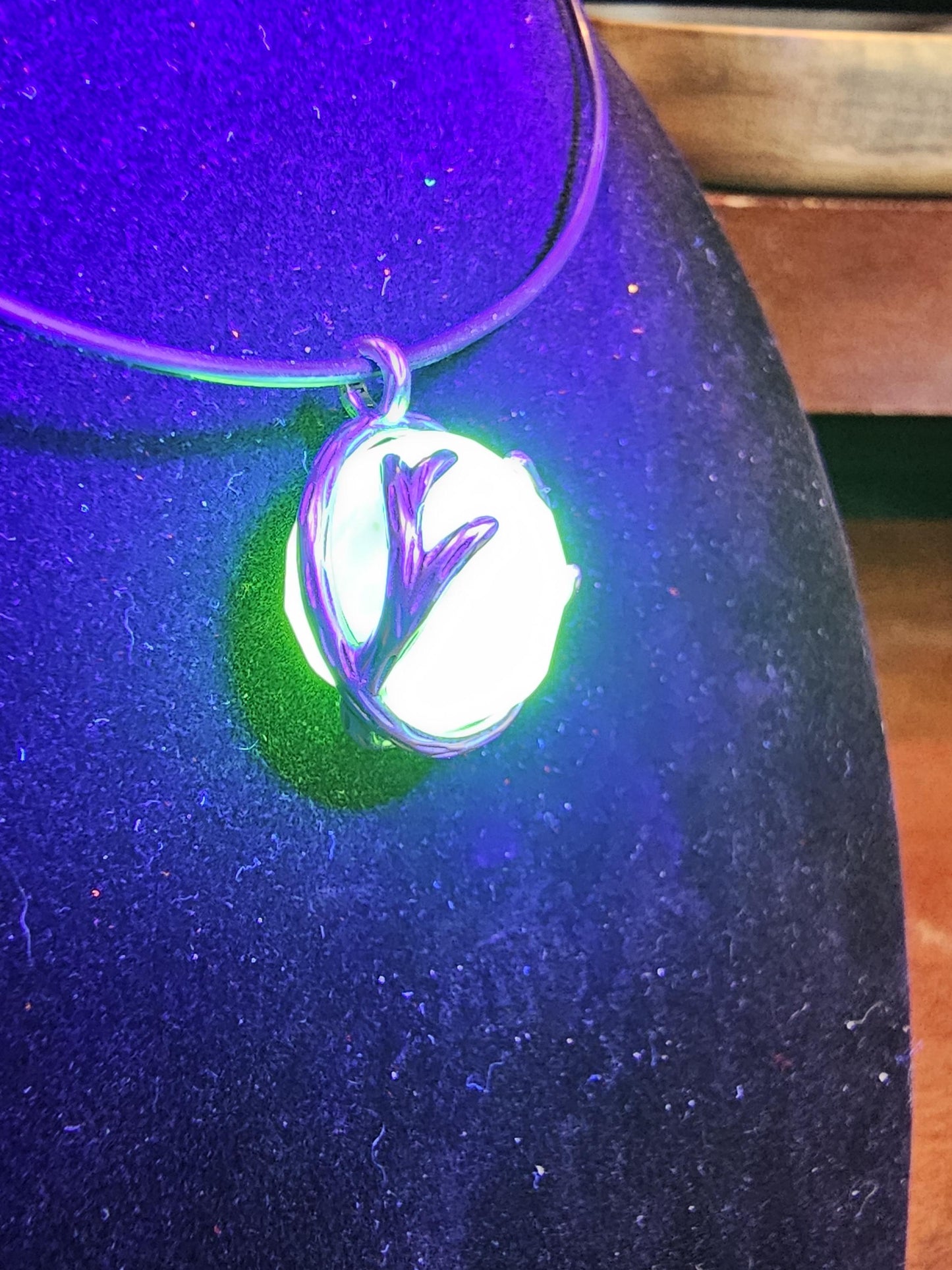 Pendentifs en verre d'uranium en argent sterling neuf avec des perles rondes en verre d'uranium vintage de 14 ou 16 mm qui brillent sous la lumière noire / UV