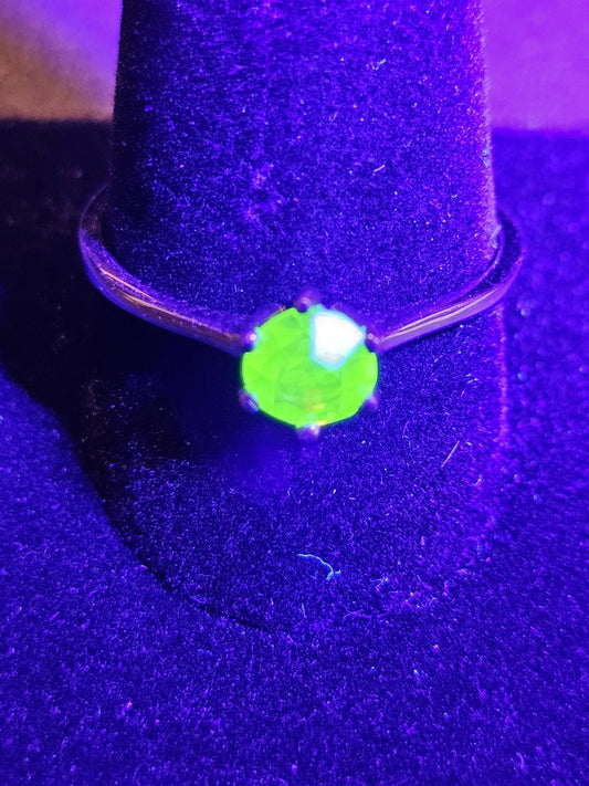 Bague solitaire ronde en verre d'uranium taille 12 en argent sterling neuf avec pierre en verre d'uranium de 6 mm qui brille sous la lumière noire / UV