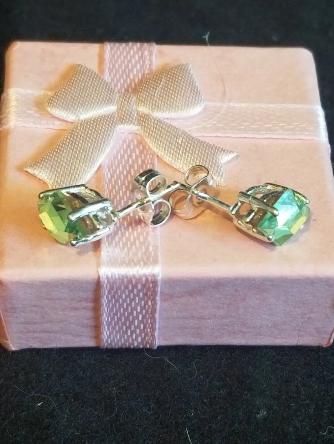 Boucles d'oreilles en verre d'uranium en argent sterling neuf avec pierres en verre d'uranium taille cerf-volant vintage, brille sous la lumière noire/UV