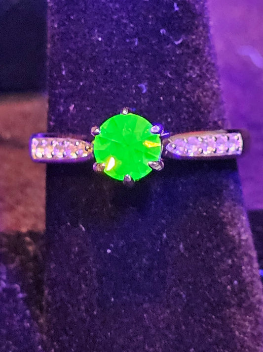 Bague en verre d'uranium taille ronde, taille 5, jusqu'à la taille 10,5 po, pierre de verre d'uranium vintage en argent sterling qui brille sous la lumière noire / UV