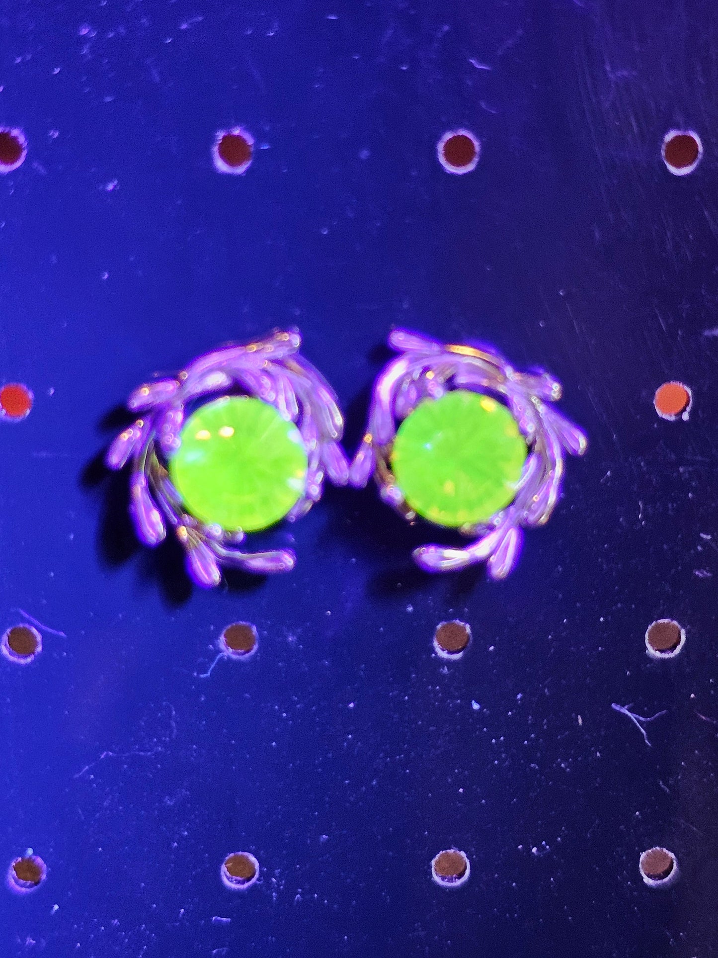 Boucles d'oreilles en verre d'uranium en argent sterling neuf avec pierres de verre d'uranium rose rares de taille ronde vintage de 6 mm qui brillent sous la lumière noire/UV