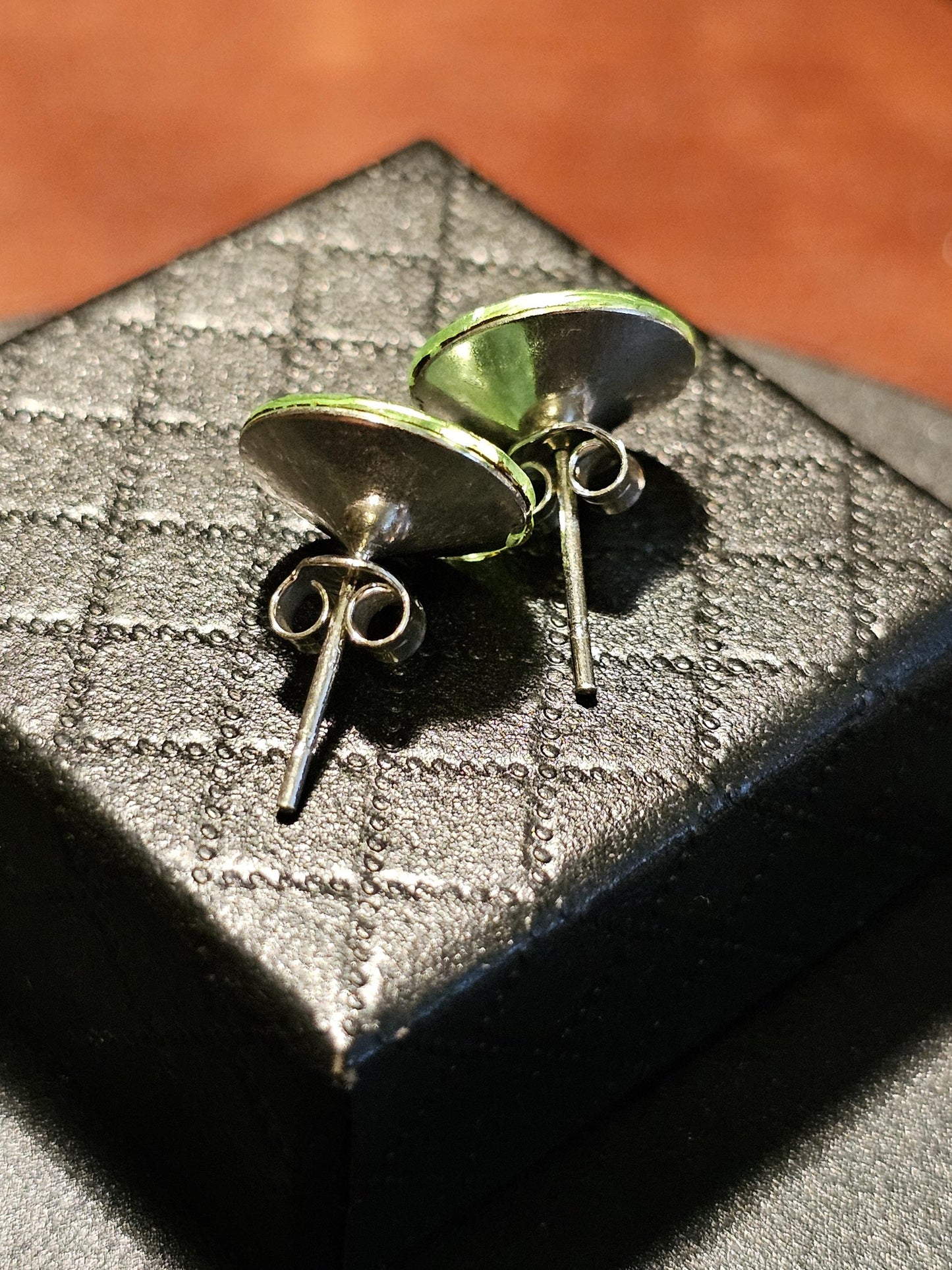 Boucles d'oreilles en verre d'uranium en argent sterling neuf avec pierres en verre d'uranium taille ronde Rivolis vintage de 12 mm, qui brillent sous la lumière noire/UV