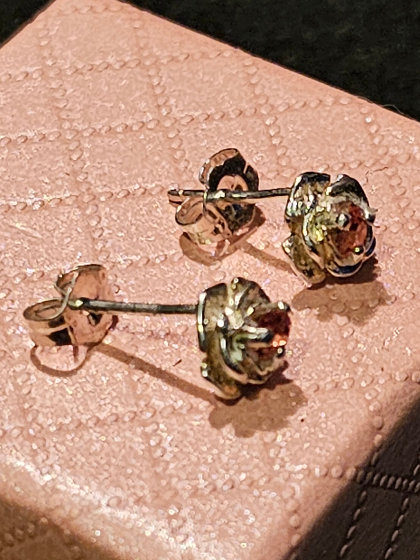 Boucles d'oreilles en verre d'uranium rose en argent sterling avec pierres en verre d'uranium rose vintage, brille sous la lumière noire/UV