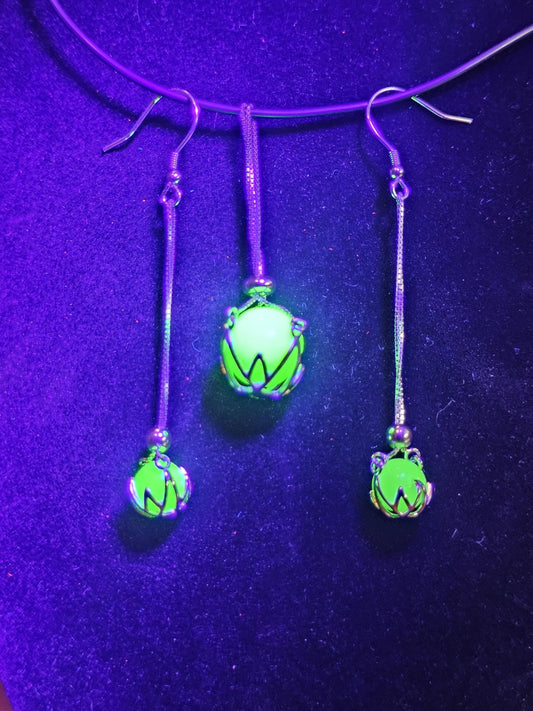 Pendentif et boucles d'oreilles en verre d'uranium dans un nouveau style de pendentif en argent sterling avec des perles de verre d'uranium vintage qui brillent sous la lumière noire / UV