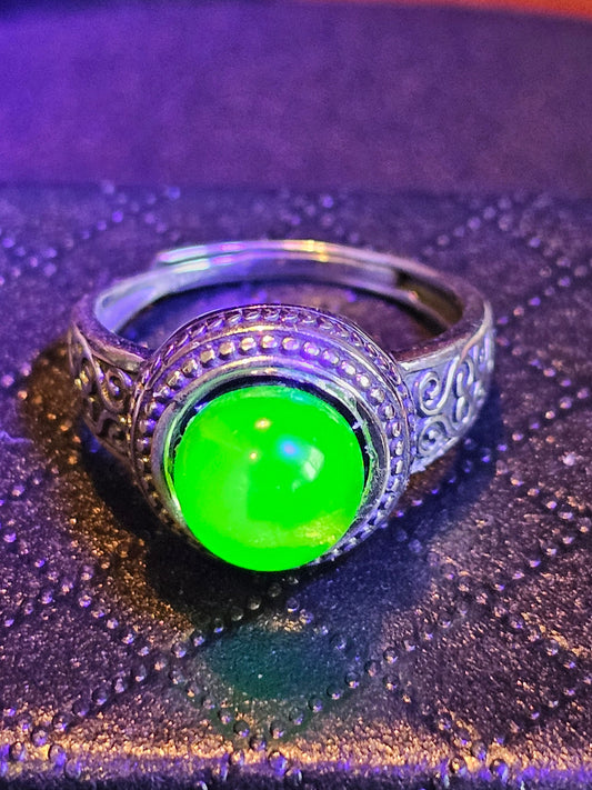 Bague réglable en verre d'uranium, en argent sterling neuf, avec une pierre de verre d'uranium ronde vintage qui brille sous la lumière noire / UV