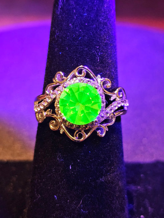 Bague ronde en verre d'uranium de taille 6,5, 7 et 7,5 en argent sterling neuf avec une pierre en verre d'uranium vintage qui brille sous la lumière noire / UV