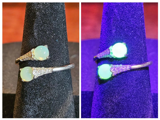 Bague ajustable en verre d'uranium, argent sterling, taille ronde, 5 mm, couleur opale, vintage, pierres en verre d'uranium qui brillent sous la lumière noire / UV