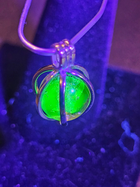 Pendentif en verre d'uranium en argent sterling neuf avec une perle vintage de 10 mm en verre d'uranium qui brille sous la lumière noire / UV