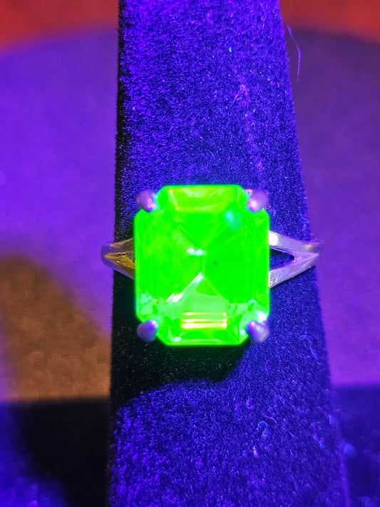 Bague en verre d'uranium taille émeraude taille 4,5, 6, 7 ou 8 en argent sterling avec une grande pierre de verre d'uranium vintage qui brille sous la lumière noire / UV