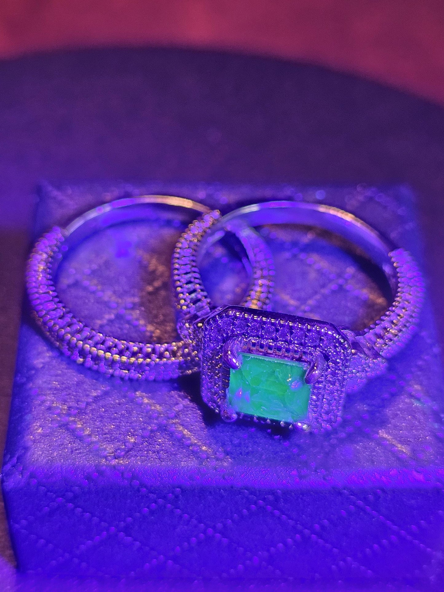 Bague en verre d'uranium taille princesse taille 9 nouvelle argent sterling bleu vintage pierre de taille carrée en verre d'uranium qui brille sous la lumière noire / UV