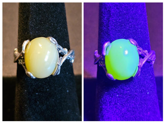 Bague réglable en verre d'uranium en argent sterling neuf avec une grande pierre de lune ovale en verre d'uranium vintage de 12 x 10 mm qui brille sous la lumière noire / UV