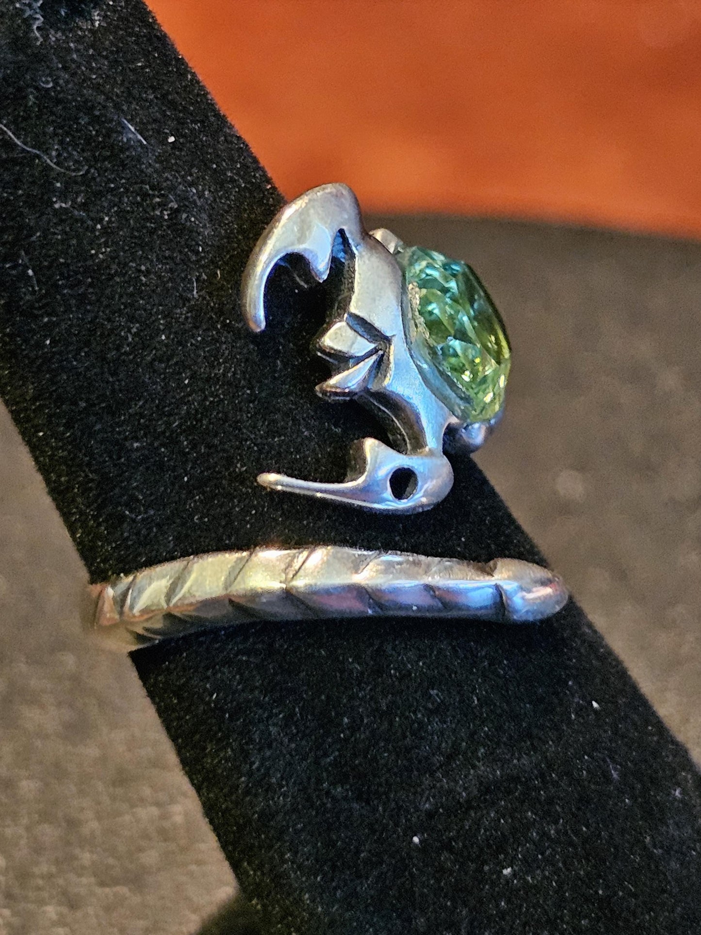 Uranglas-Skorpionring, verstellbar, aus neuem Sterlingsilber mit einem oval geschliffenen Uranglasstein im Vintage-Stil, der unter Schwarzlicht/UV-Licht leuchtet