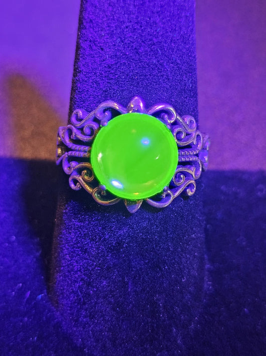 Bague réglable en verre d'uranium, en argent sterling neuf avec pierre de verre d'uranium ronde taillée en cabochon vintage qui brille sous la lumière noire / UV