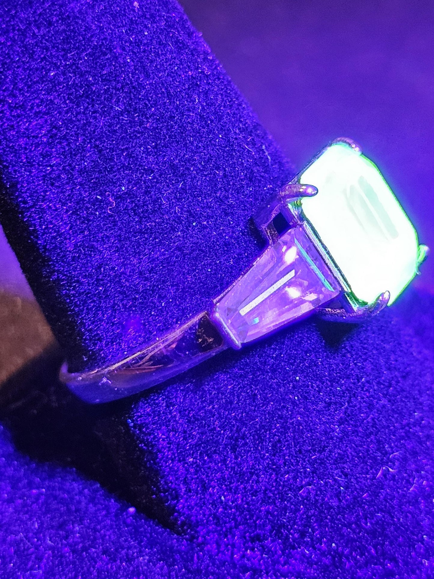 Ring aus Uranglas im Smaragdschliff, Größe 7 und 10,5, neues Sterlingsilber mit Vintage-Uranglassteinen, die unter Schwarzlicht/UV-Licht leuchten.